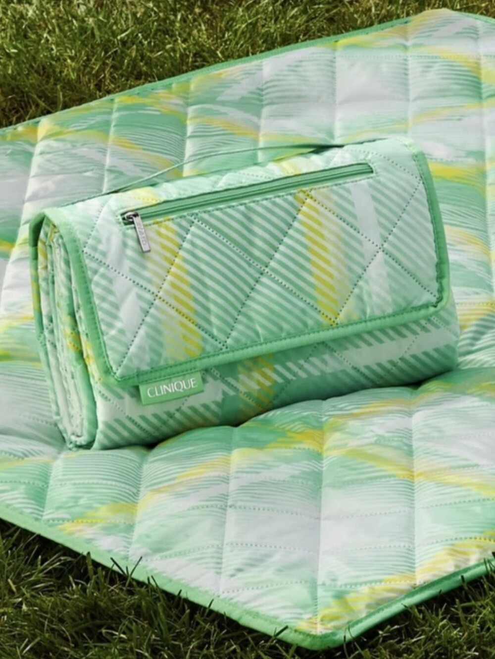 Clinique Picnic Blanket Mint Green Nwt Packable